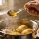 Adicione uma colher às batatas fervendo e elas ficam macias mais rápido e com sabor melhor