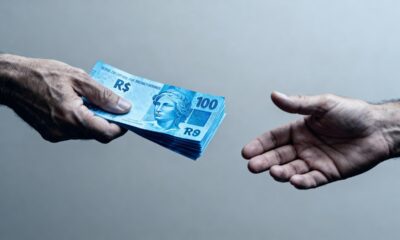 Um incidente recente envolvendo a gigante espanhola de varejo El Corte Inglés ilustra as complexidades das relações trabalhistas em grandes corporações. O caso veio à tona após a demissão de um funcionário com longa trajetória na empresa, evidenciando tensões entre procedimentos internos e os direitos dos colaboradores. Em um ambiente empresarial cada vez mais regulado, situações como essa tornam ainda mais evidente a necessidade de um equilíbrio entre interesses corporativos e justiça individual