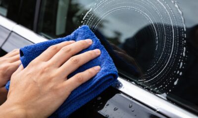 Limpeza correta dos vidros do carro evita manchas d’água, falhas das palhetas e perda de visibilidade