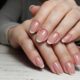 Melhor forma de cuidar da saúde das mãos com a tendência de unhas naturais em 2026