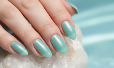A tendência de unhas água-marinha que vai dominar absolutamente as praias em 2026
