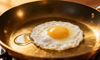 Como usar vinagre na frigideira e deixar o ovo frito perfeito com clara firme e gema cremosa