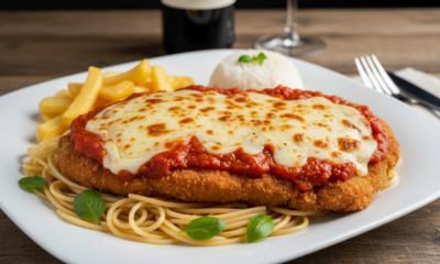 Como fazer um bife à parmegiana crocante e suculento dentro de casa