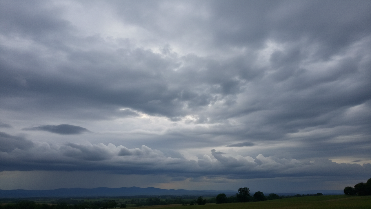 Já reparou como o céu parece mais perto quando fica nublado