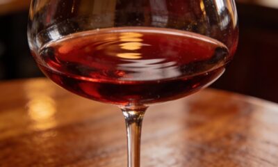 O que faz o vinho perder sabor quando é servido em copos largos demais