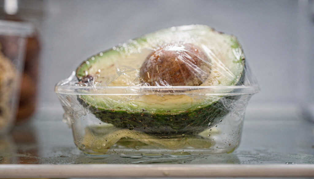 Esse jeito simples de guardar abacate evita manchas, desperdício e ainda deixa a fruta cremosa por mais tempo