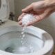 Jogue sal grosso no seu vaso sanitário de noite, e na manhã seguinte, você vai se agradecer