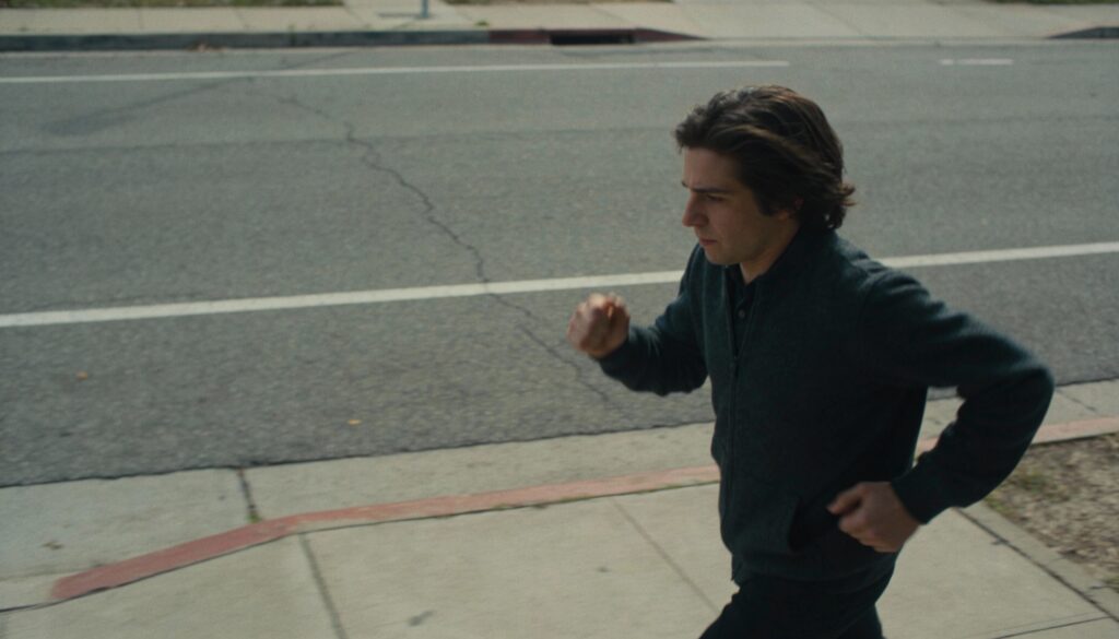 Quem caminha balançando muito os braços tendem a ser mais extrovertidas e felizes