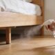 O truque com vinagre embaixo da cama que parecia estranho, mas virou hábito de quem quer quarto limpo, leve e livre de odores