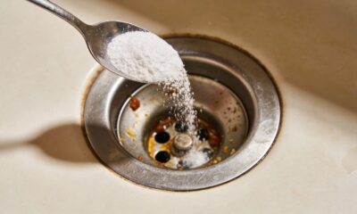 O truque de 15 minutos com bicarbonato e vinagre que salva sua pia entupida