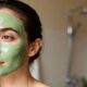 Adeus oleosidade! Veja como a máscara caseira de argila verde transforma a pele