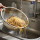 É por esse motivo que escorrer o macarrão na pia pode ser uma péssima ideia