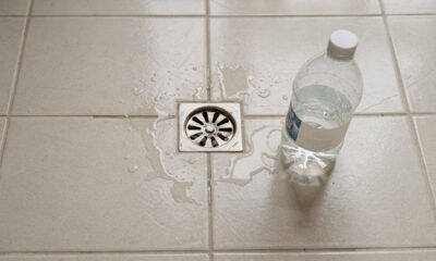 É isso que acontece quando você despeja vinagre no ralo à noite