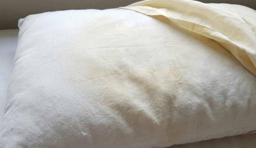 O que significa quando o travesseiro fica amarelado mesmo com fronha limpa