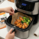O papel manteiga pode auxiliar no uso da Air Fryer