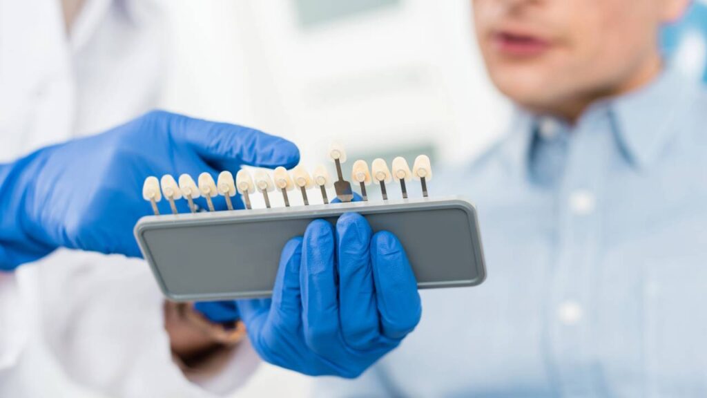 Quanto custa um implante dentário? O preço médio e fatores que influenciam