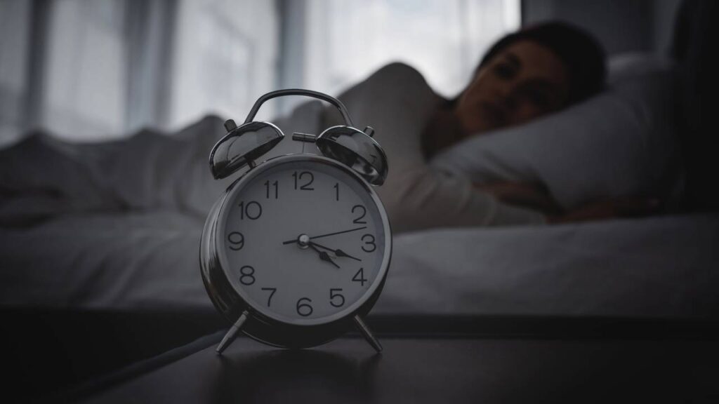 Como melhorar da insônia com hábitos simples que ajudam a pegar no sono e dormir melhor