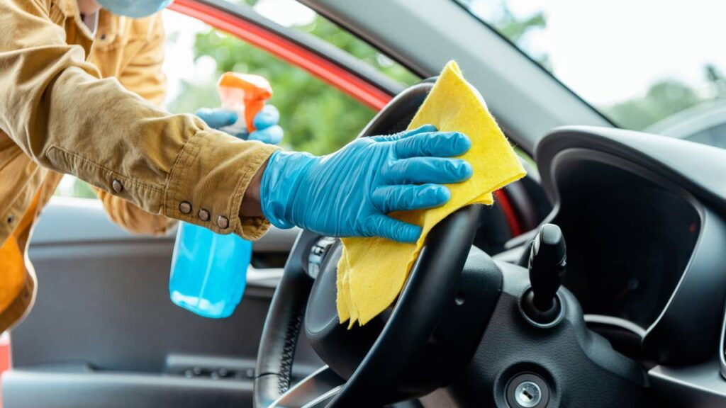 Como limpar o interior do carro em casa com técnicas simples e baixo custo