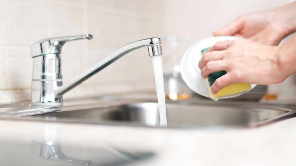 Adeus desperdício: esse ajuste simples corta o custo de lavar louça todos os dias