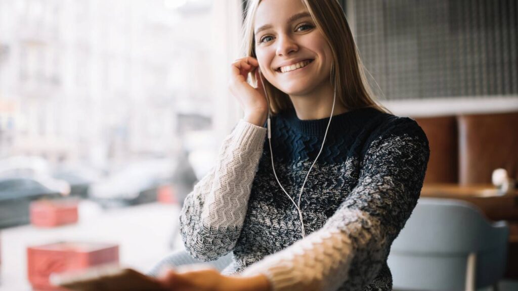 Por que músicas antigas emocionam tanto e ativam memórias profundas, segundo a psicologia