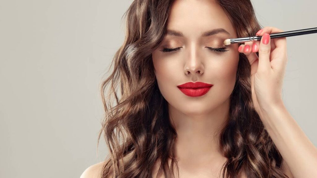 Como fazer uma maquiagem profissional em casa com técnicas simples e acabamento impecável