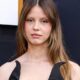 Inspirações na estética gótica moderna de Mia Goth para criar produções de beleza impecáveis