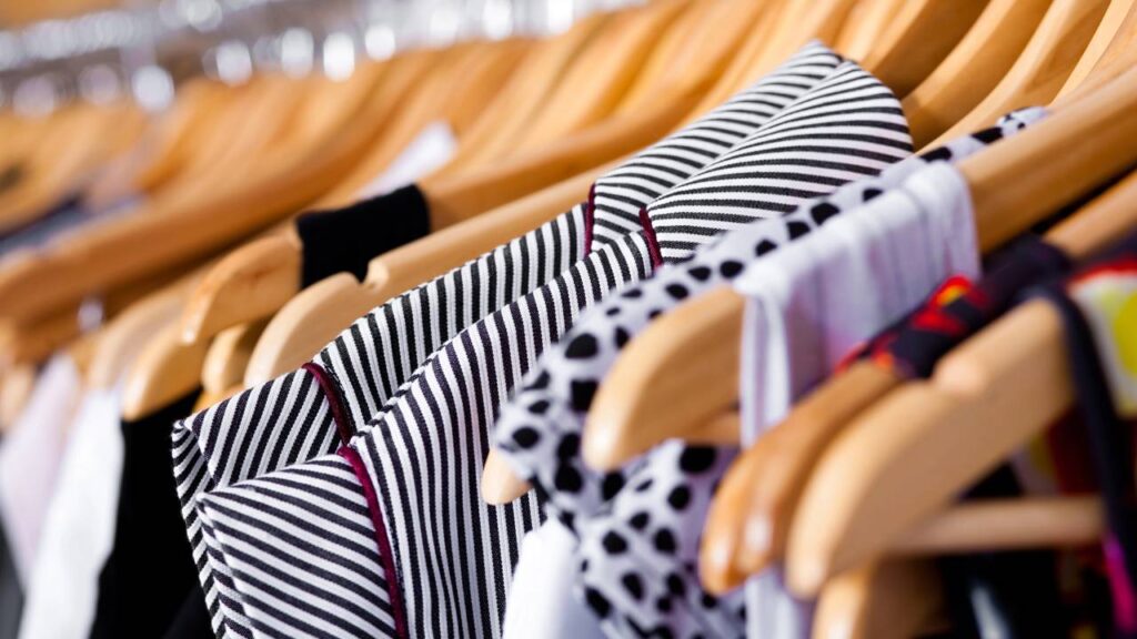 Erros de estilo que envelhecem o visual e como corrigir com peças elegantes no dia a dia