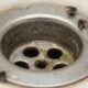 Aprenda como limpar o ralo do jeito certo e dar fim às moscas de banheiro hoje mesmo