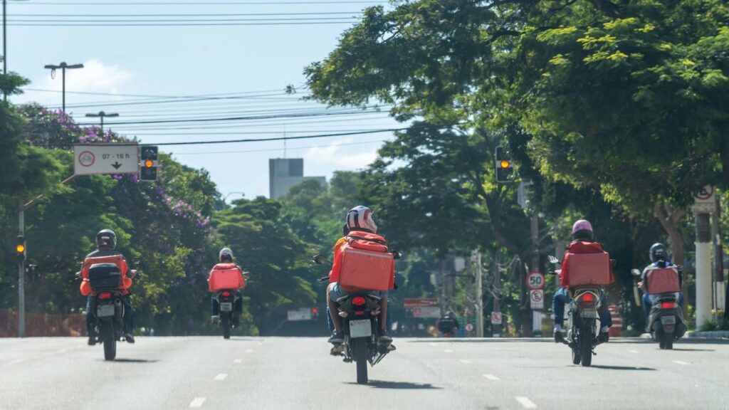 Dica para pilotos iniciantes: como andar de moto no trânsito com mais segurança