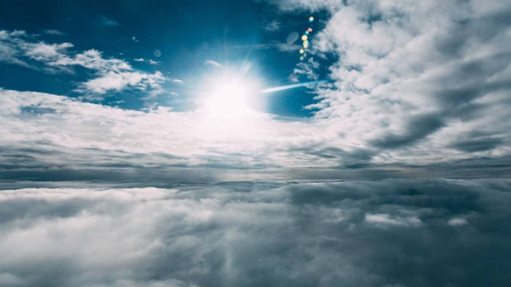 O fenômeno curioso que faz algumas nuvens parecerem paradas no céu por horas