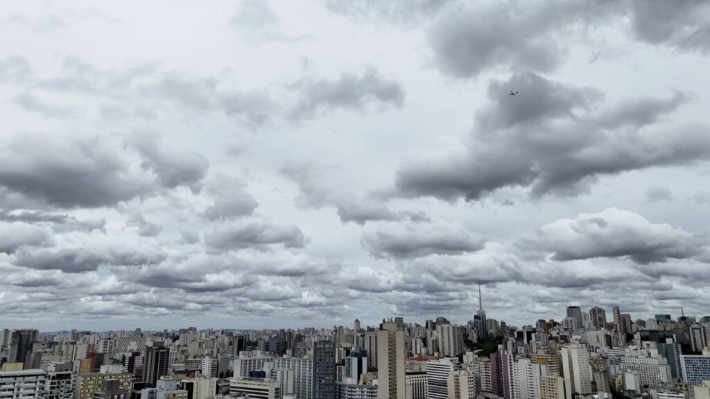 Algumas nuvens giram devagar no céu e isso não acontece por acaso