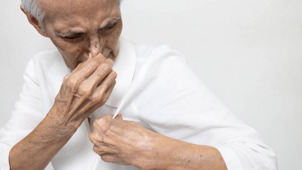 O cheiro da idade existe? Entenda o motivo e 5 truques para reduzir o odor corporal em idosos