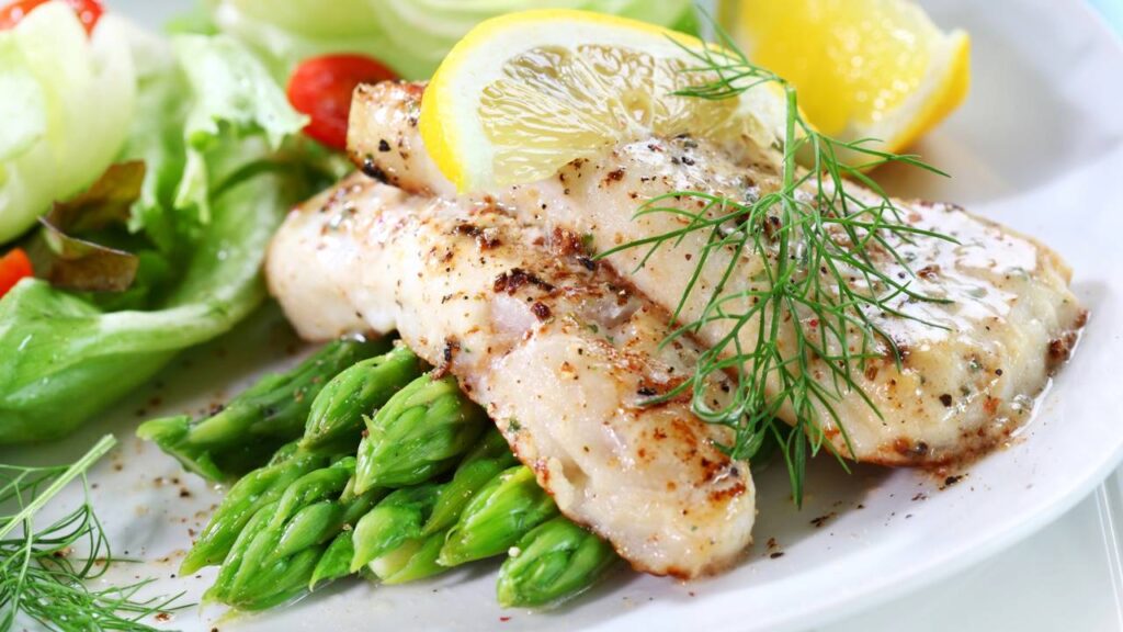 Por que o limão deixa o peixe com aparência de cozido mesmo estando cru