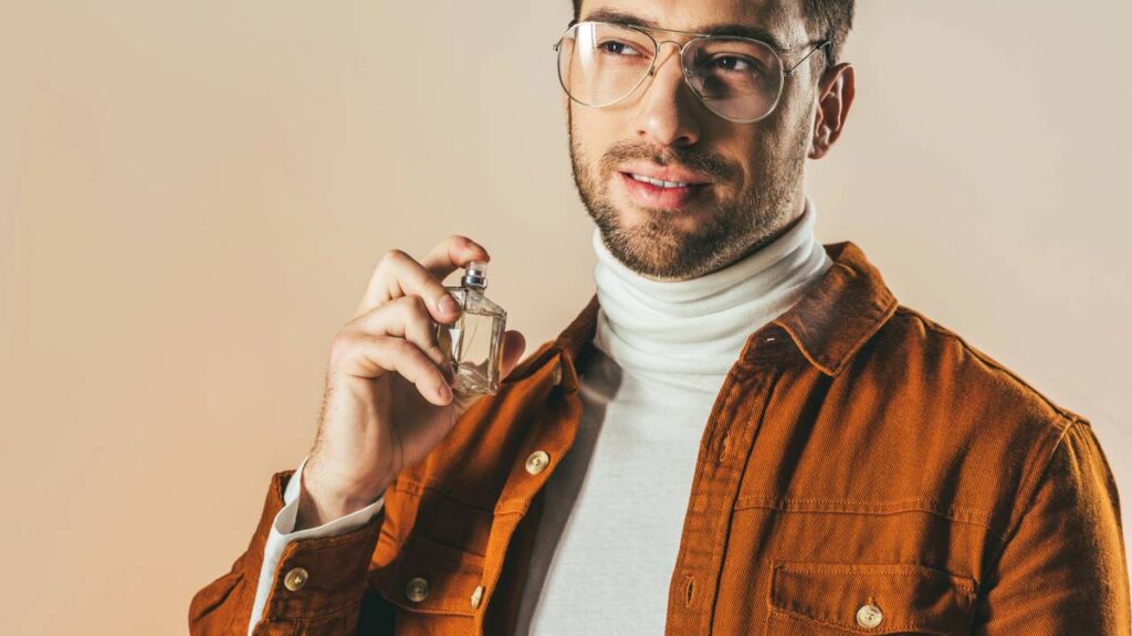 4 erros ao passar perfume que acabam com suas fragrâncias e você não percebe no dia a dia