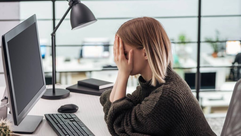 Por que nos sentimos mais sensíveis quando estamos cansados, segundo a psicologia