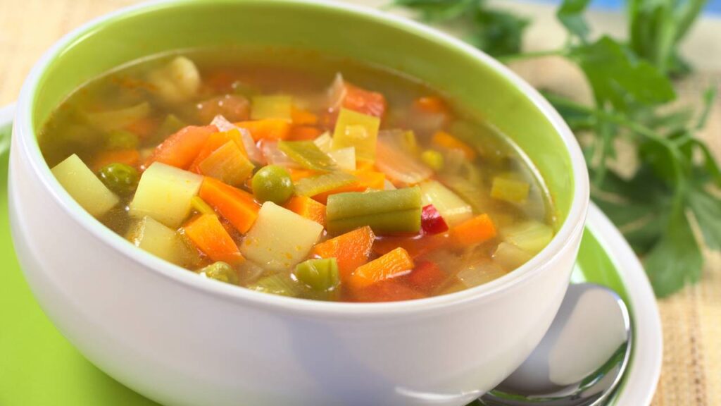 Sopa de legumes fácil e deliciosa para uma refeição leve, nutritiva e reconfortante