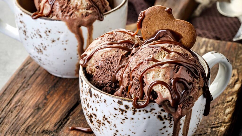 Sorvete de chocolate com 3 ingredientes fica pronto em horas e dispensa sorveteira