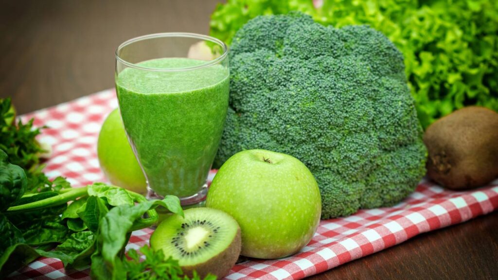 Quem prova esse suco verde nem imagina que ajuda na digestão