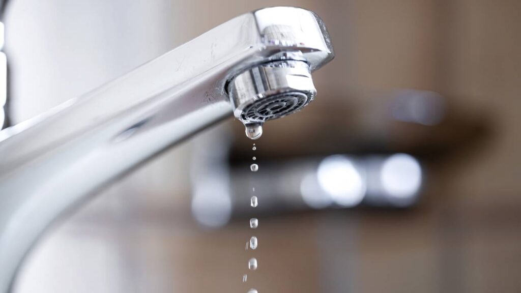 O que significa quando a torneira pinga mesmo quando está fechada