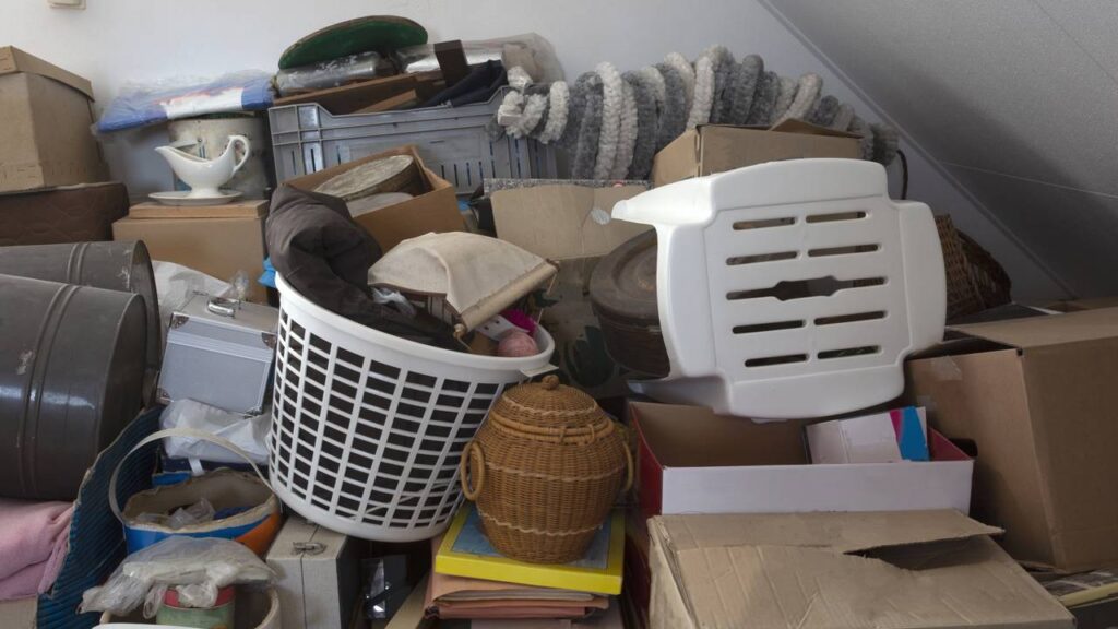 O que significa ter dificuldade de jogar coisas fora