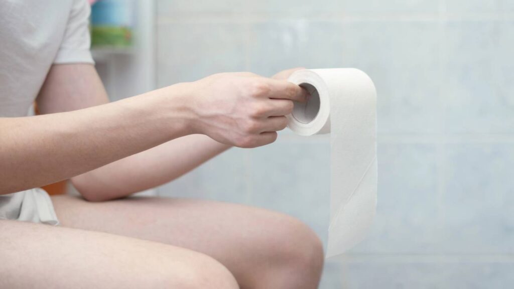 O que pode causar sangue nas fezes e quando esse sinal exige atenção médica