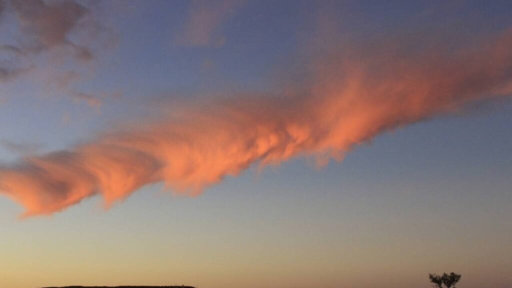Por que o vento parece ficar mais frio quando o dia começa a escurecer