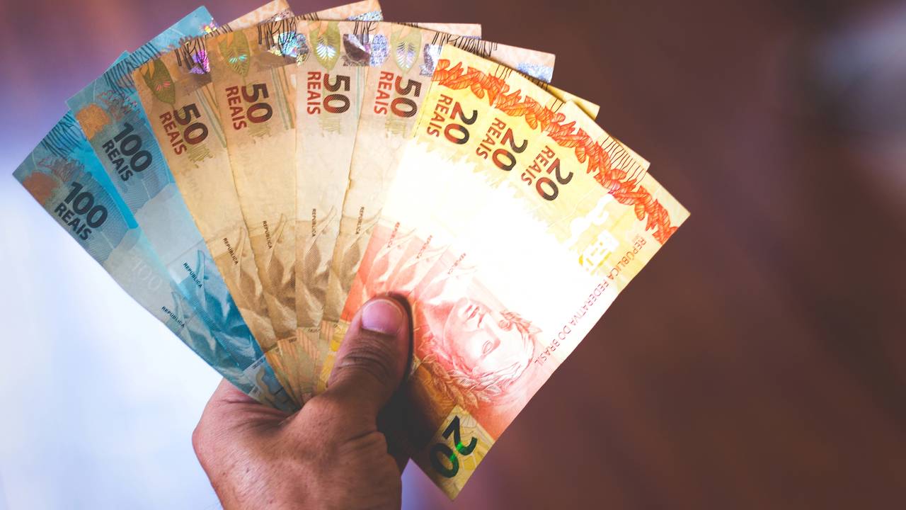 O que fazer quando recebe o salário para não ficar sem dinheiro no meio do mês