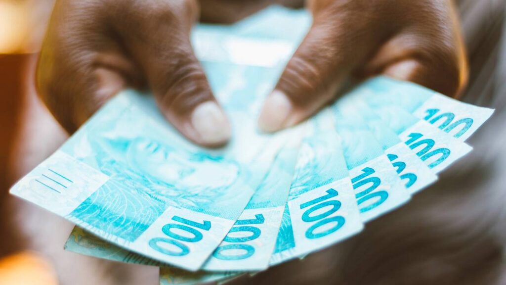 O que fazer quando recebe o salário para não ficar sem dinheiro no meio do mês