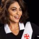 Juliana Paes sorrindo, vestindo camisa preta do Vasco com faixa branca e cruz vermelha.