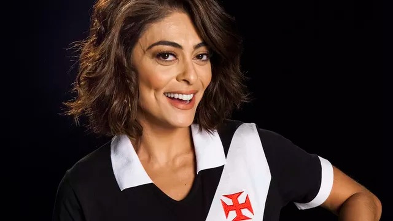 Juliana Paes sorrindo, vestindo camisa preta do Vasco com faixa branca e cruz vermelha.