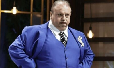 Érick Jacquin, vestindo terno azul, colete, camisa branca e gravata de bolinhas.