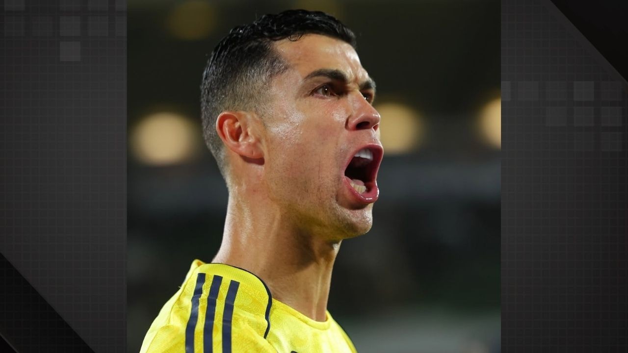 Close-up de Cristiano Ronaldo gritando, usando camisa amarela, expressão intensa, suor no rosto.