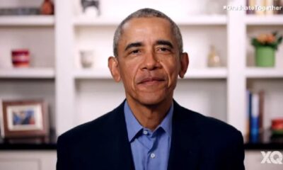 Barack Obama sorri, vestindo terno azul, com estante branca ao fundo. Logo XQ e hashtag #GraduateTogether.