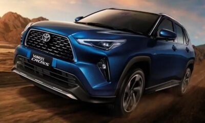 SUV Toyota Yaris Cross azul em movimento, frente e lateral. Texto "YARIS CROSS".